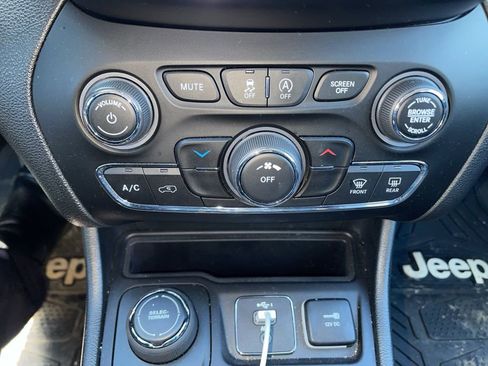 Used 2021 Jeep Cherokee Latitude Plus image 11