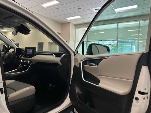 Certified 2020 Toyota RAV4 XLE w/ Convenience Package AWD/4WD image 35