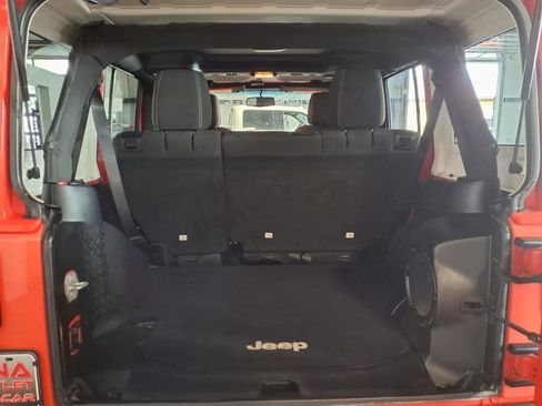 Used 2013 Jeep Wrangler Unlimited Sahara AWD/4WD image 6