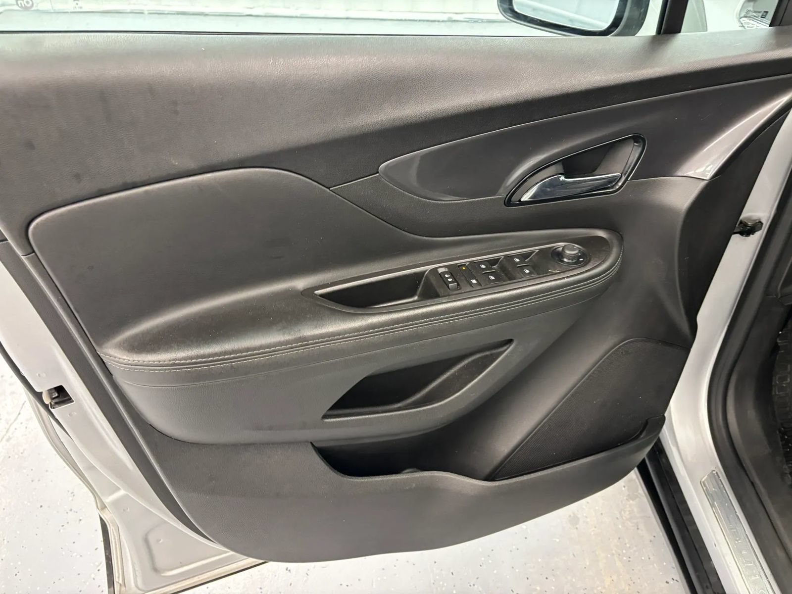 Used 2022 Buick Encore Preferred AWD/4WD image 35