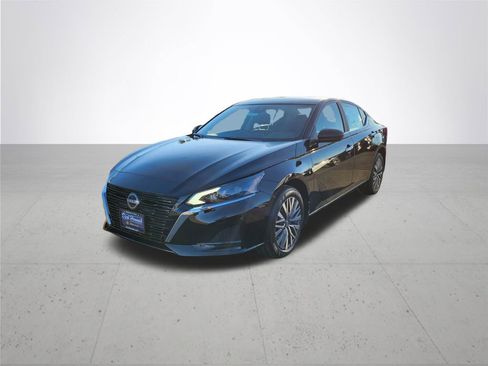 New 2025 Nissan Altima 2.5 SV image 2