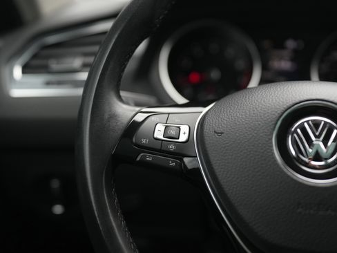 Used 2020 Volkswagen Tiguan SE w/ Panoramic Sunroof Package image 19