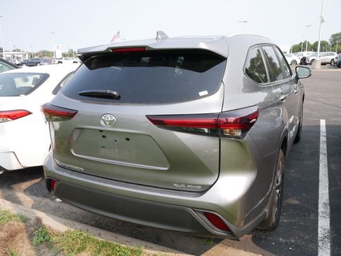 Used 2026 Toyota Highlander XLE AWD/4WD image 4