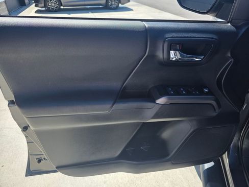 Used 2018 Toyota Tacoma TRD Sport w/ Technology Package AWD/4WD image 11