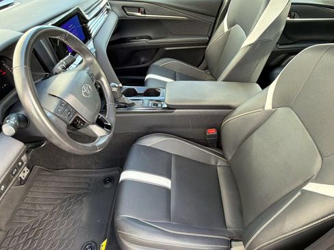 Used 2025 Toyota Camry SE w/ Convenience Package FWD image 5