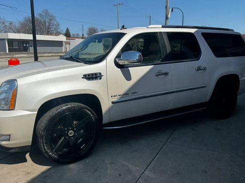 Used 2011 Cadillac Escalade ESV Luxury AWD/4WD image 9