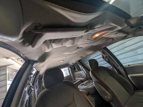 Used 2006 Chrysler Town & Country FWD image 31