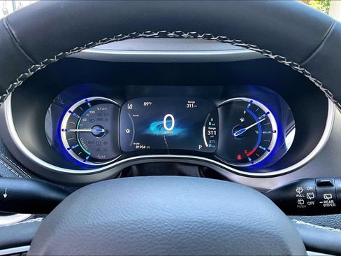 Used 2023 Chrysler Pacifica Touring-L FWD image 2
