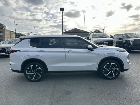 Used 2023 Mitsubishi Outlander SE image 9