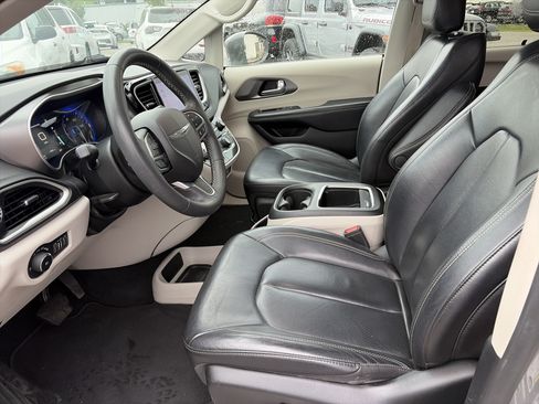 Used 2022 Chrysler Pacifica Touring-L FWD image 16