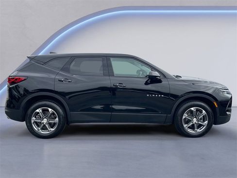 Used 2023 Chevrolet Blazer LT image 2