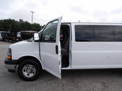 Used 2025 Chevrolet Express 3500 LT w/ LT Preferred Equipment Group RWD image 13