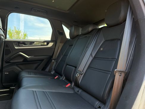 Used 2025 Porsche Cayenne S AWD/4WD image 31