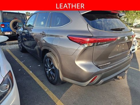 Used 2021 Toyota Highlander XLE AWD/4WD image 4