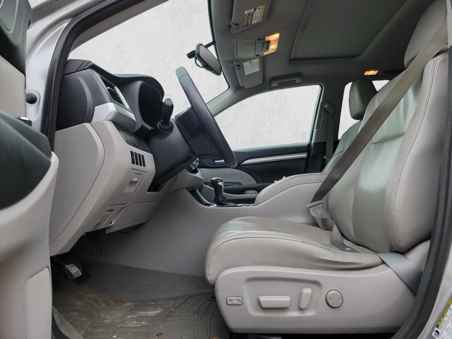 Used 2015 Toyota Highlander XLE FWD image 17