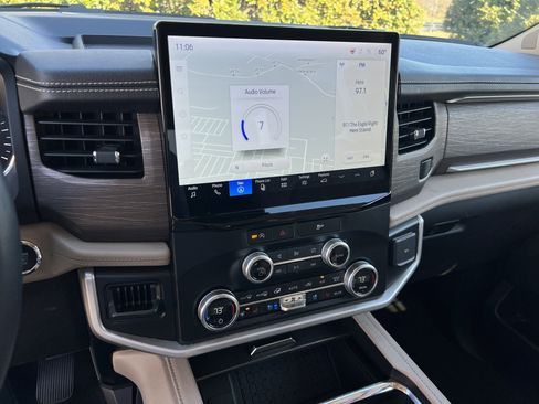 Used 2024 Ford Expedition Limited image 23