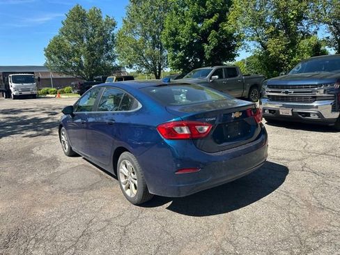 Used 2019 Chevrolet Cruze LT w/ Convenience Package FWD image 3