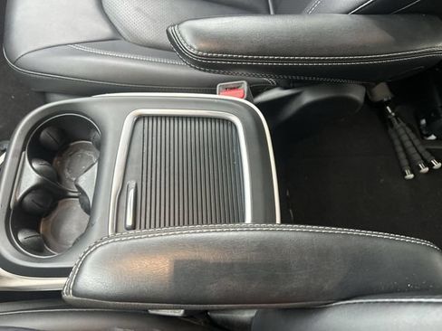 Used 2024 Chrysler Pacifica Limited FWD image 25