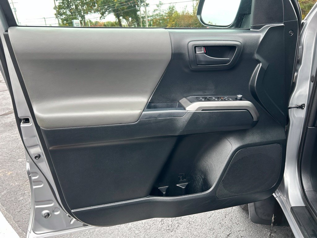 Used 2017 Toyota Tacoma SR5 AWD/4WD image 10