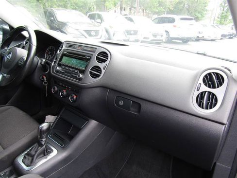 Used 2014 Volkswagen Tiguan S image 30