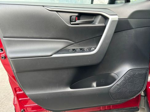 Used 2025 Toyota RAV4 LE AWD/4WD image 11
