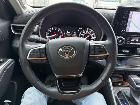 Used 2021 Toyota Highlander Limited image 16