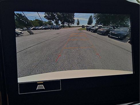 Used 2022 Chevrolet Traverse LT FWD image 16