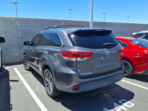 Used 2019 Toyota Highlander XLE FWD image 4