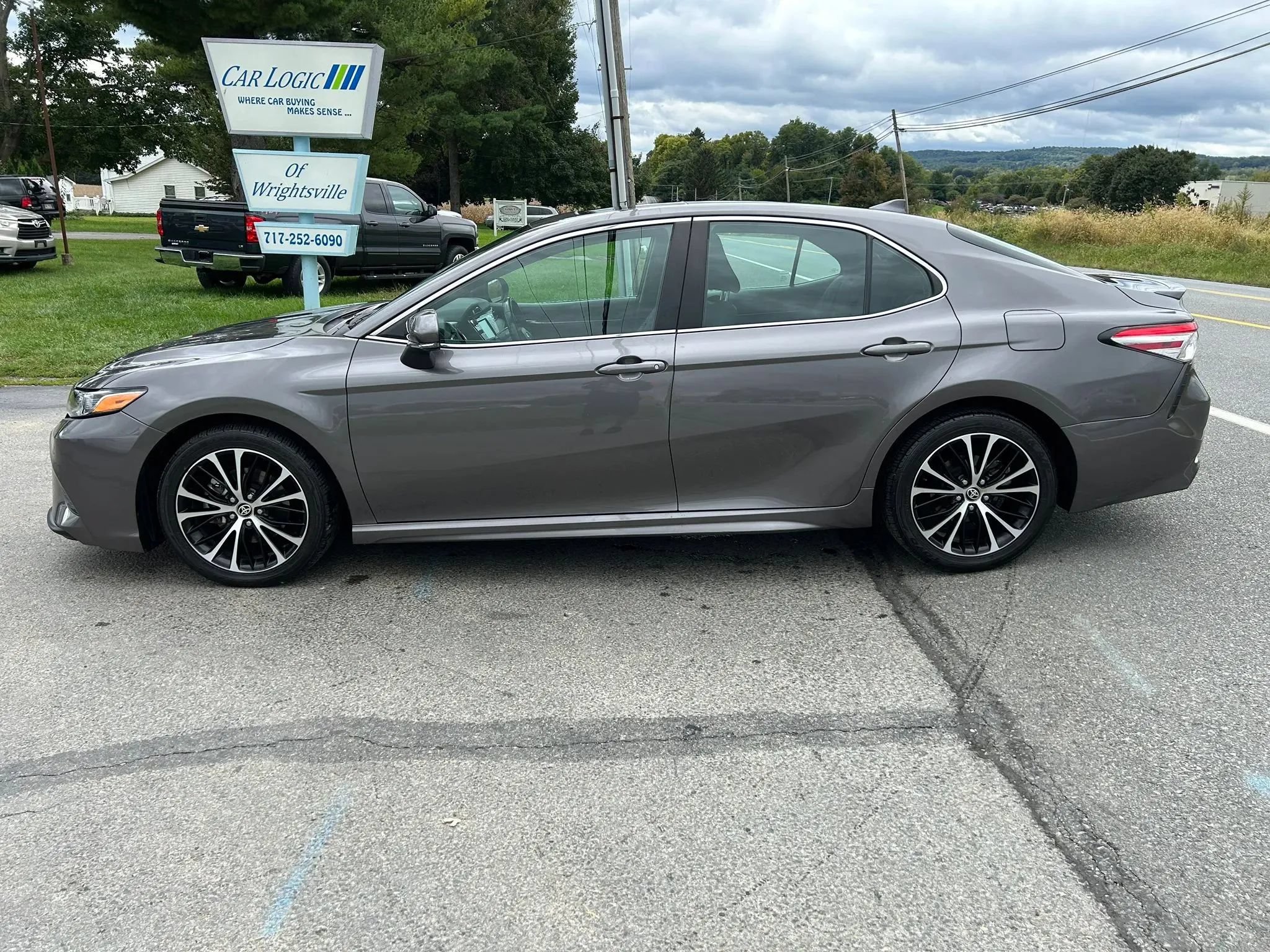 Used 2020 Toyota Camry SE w/ Convenience Package FWD image 9