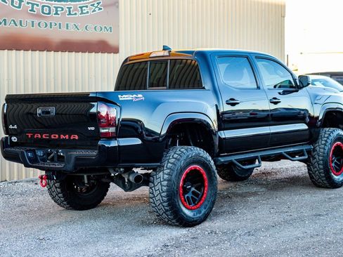 Used 2018 Toyota Tacoma SR image 3