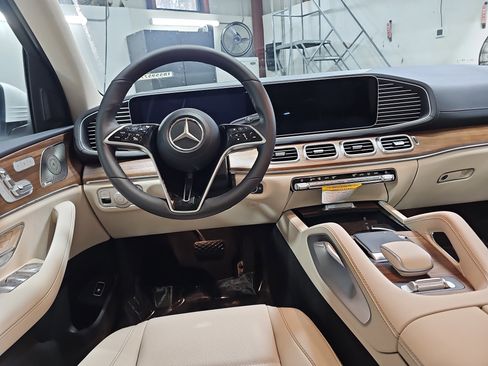 Used 2026 Mercedes-Benz GLS 450 4MATIC image 17