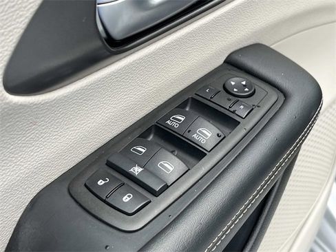 Used 2024 Chrysler Pacifica Touring-L image 32