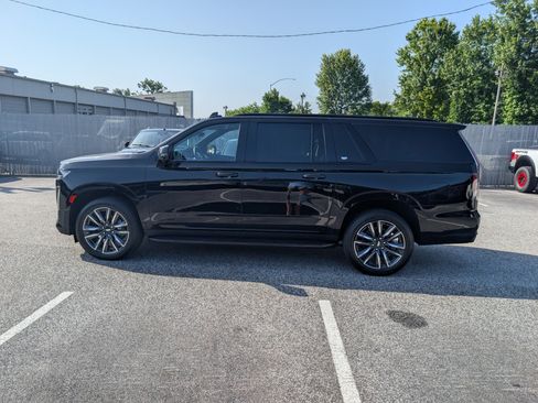 Used 2022 Cadillac Escalade ESV Sport AWD/4WD image 3