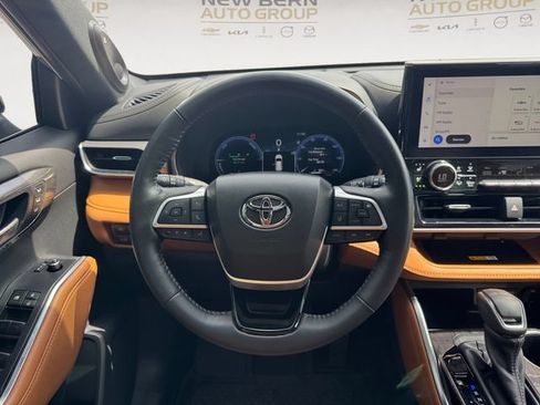 Used 2024 Toyota Highlander Platinum AWD/4WD image 12