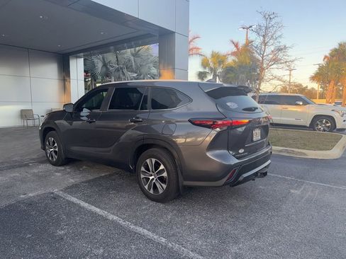 Used 2024 Toyota Highlander XLE image 6