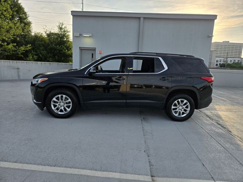 Used 2020 Chevrolet Traverse LT FWD image 2