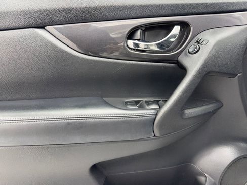 Used 2017 Nissan Rogue SV w/ SV Premium Package image 37