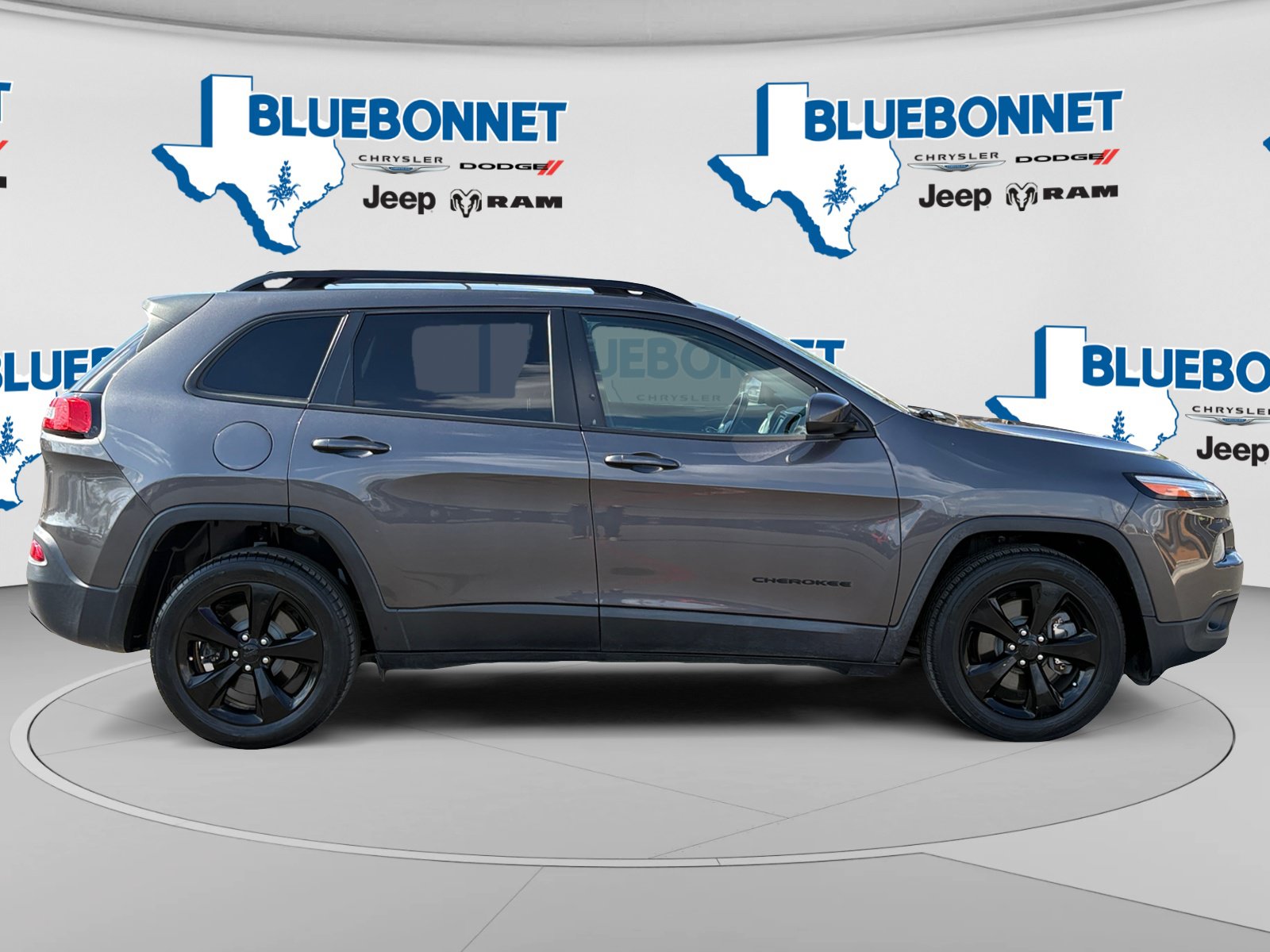 Used 2018 Jeep Cherokee Latitude w/ Altitude Package FWD image 4