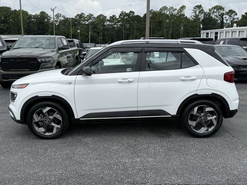 Used 2024 Hyundai Venue Limited FWD image 7