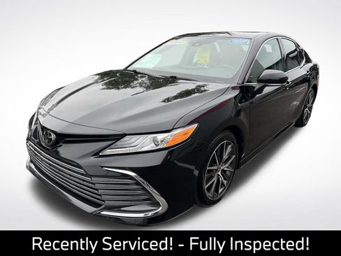 Used 2021 Toyota Camry XLE FWD image 3