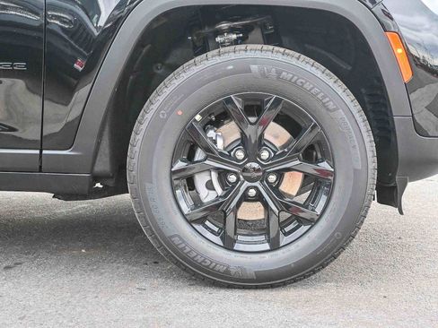 New 2025 Jeep Grand Cherokee Altitude image 10