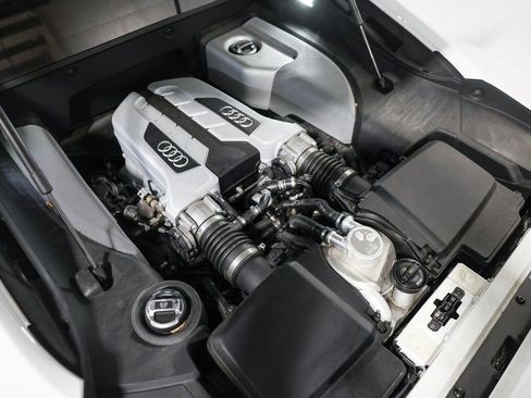 Used 2015 Audi R8 V8 w/ Extended Leather Package image 27