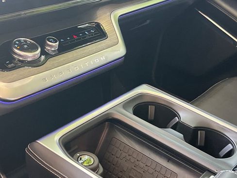 Used 2025 Ford Expedition Platinum AWD/4WD image 27