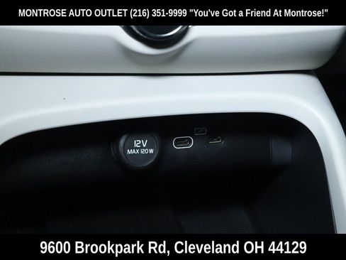 Used 2023 Volvo XC40 B5 Plus w/ Climate Package image 40