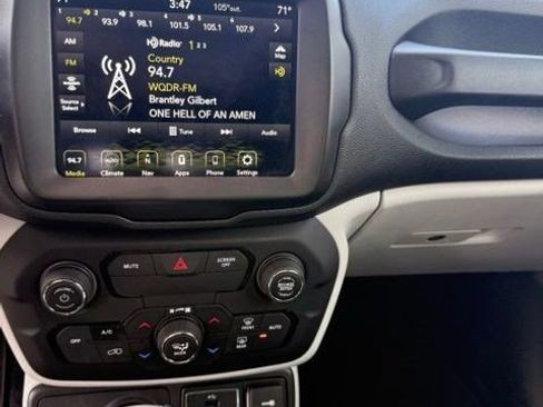 Used 2018 Jeep Renegade Latitude w/ UConnect 8.4 Nav Group AWD/4WD image 14