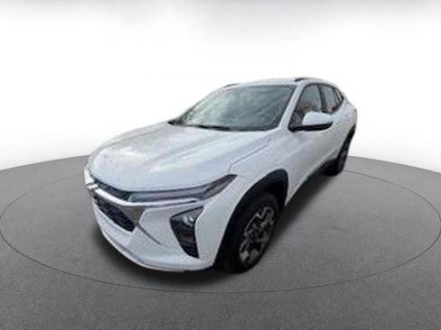 Used 2025 Chevrolet Trax LT image 3