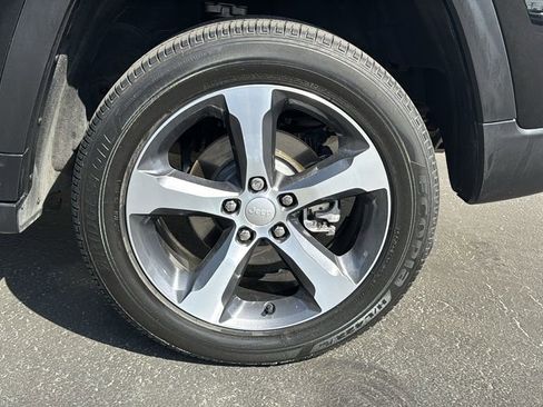 Used 2023 Jeep Grand Cherokee Limited AWD/4WD image 9