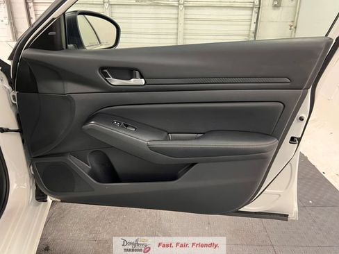Used 2025 Nissan Altima 2.5 SV FWD image 40