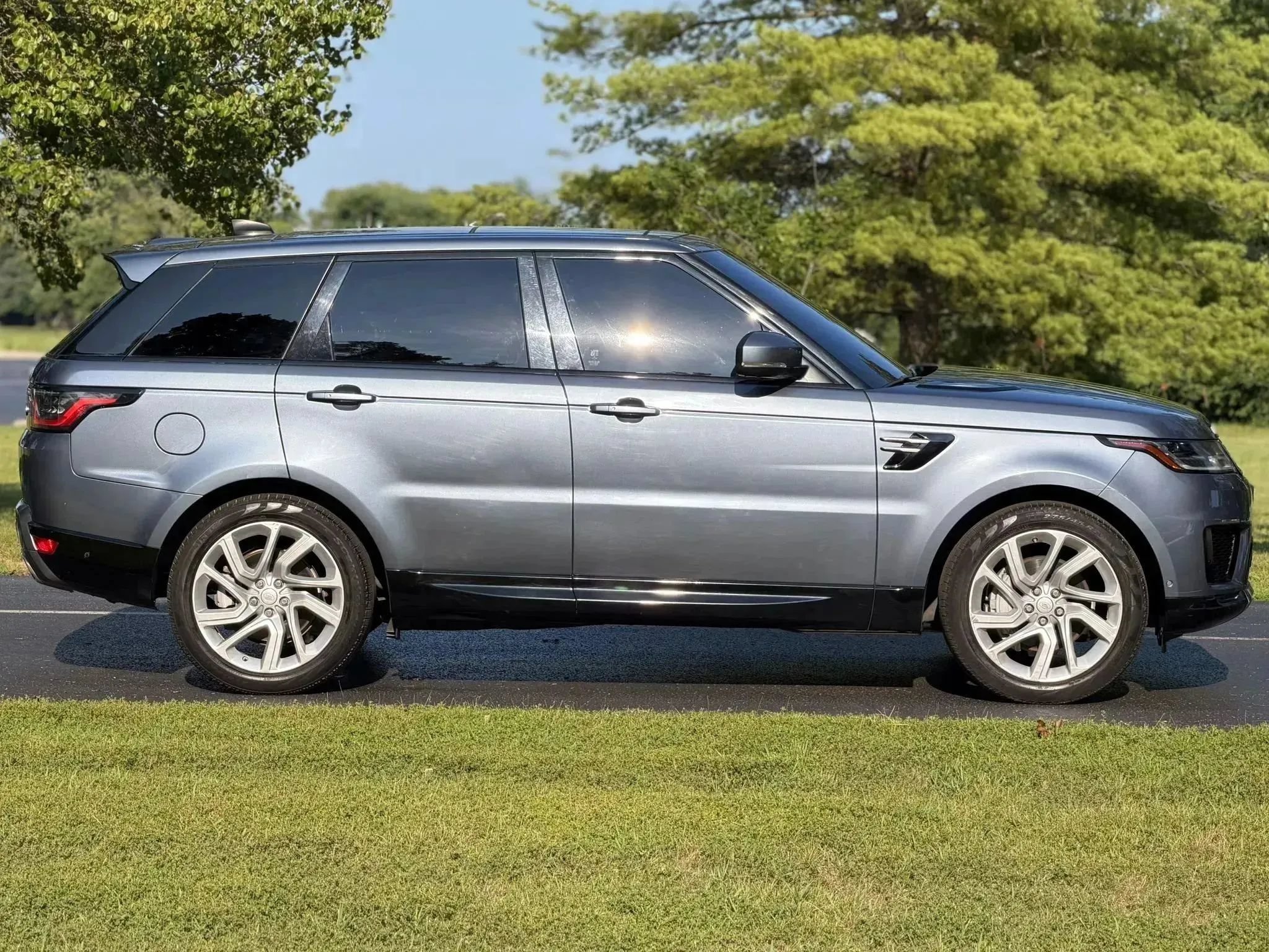 Used 2019 Land Rover Range Rover Sport HSE AWD/4WD image 4