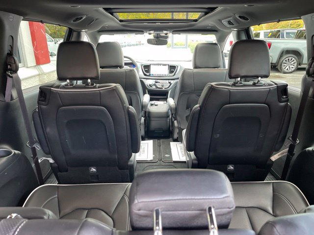 Used 2026 Chrysler Pacifica Limited FWD image 10